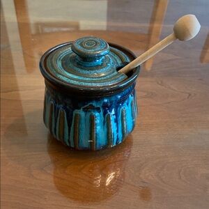 Artisan stoneware honey pot with lid and honey dripper. Vintage.